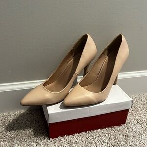 Nude pump shoes